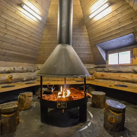 Yllaeshilla Akaslompolo